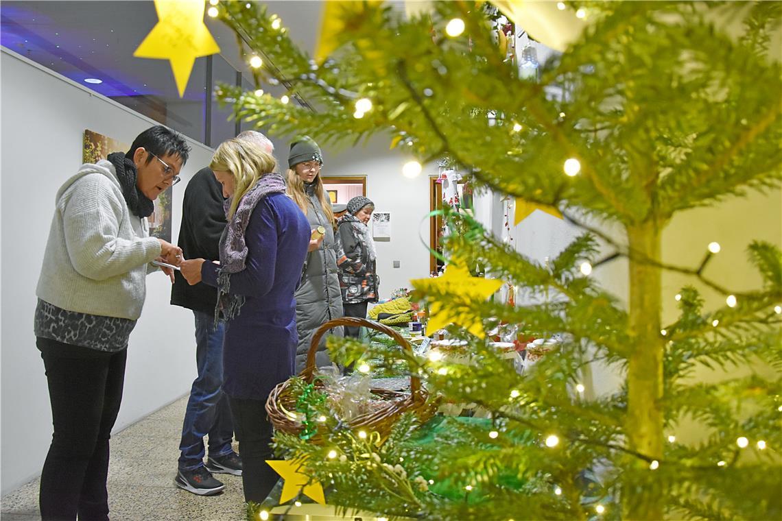 Weihnachtlicher Hobbykünstlermarkt in Althütte: Die Gänge und Räume der Gemeinde...