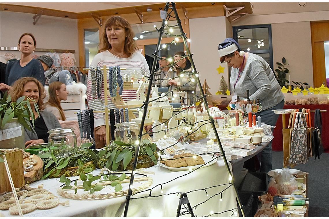 Weihnachtlicher Hobbykünstlermarkt in Althütte: Im Sitzungssaal des Rathauses in...