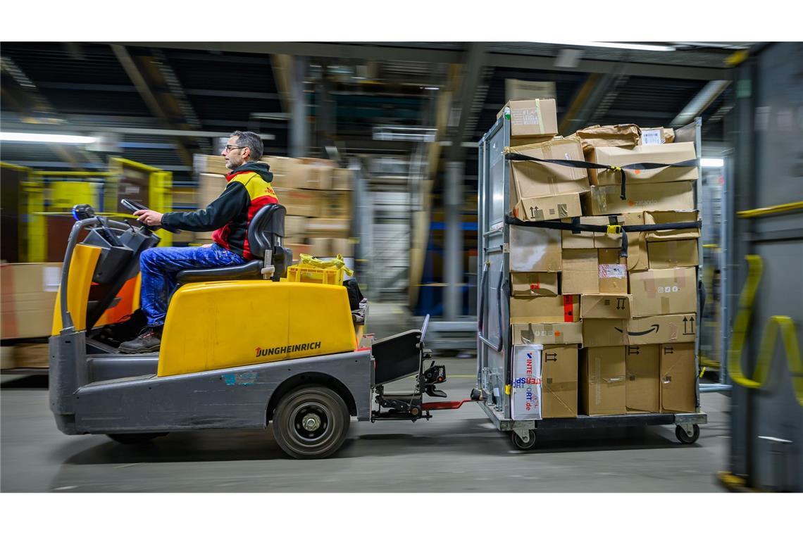 Weihnachts-Endspurt: DHL liefert täglich  rund eine halbe Million Pakete in Berlin-Brandenburg