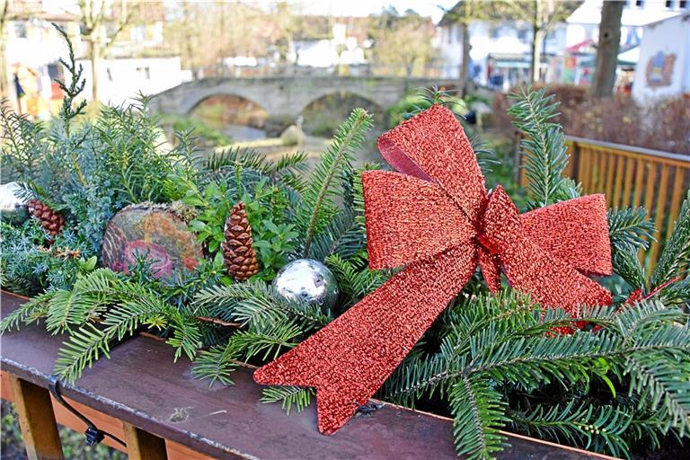 Weihnachtsdeko am Brückengeländer über dem Brüdenbach neben dem Weissacher Rathaus.Foto: Tobias Sellmaier