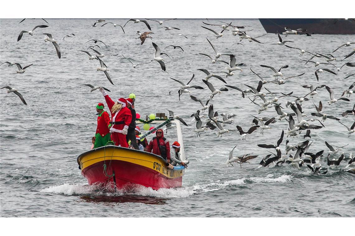 Weihnachtsmann auf hoher See: Fischer von Valparaiso feiern mit Kindern in der Hafenbucht