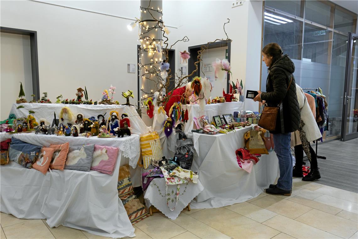 Weihnachtsmarkt Allmersbach im Tal: Künstlermarkt im Rathaus.