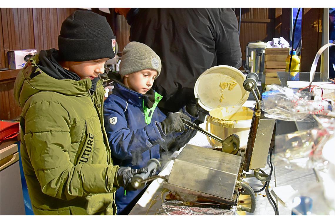 Weihnachtsmarkt Auenwald: Bei der Jugendspielgemeinschaft Auenwald läuft die Waf...