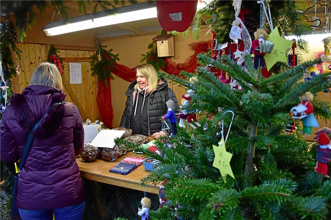 Weihnachtsmarkt Auenwald: Christbaumschmuck und Früchtebrot wird zu Gunsten der ...