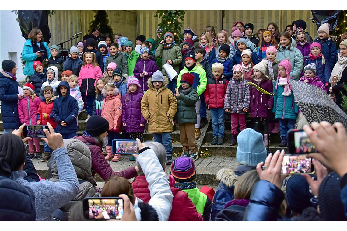 Weihnachtsmarkt Auenwald: Die Schülerinnen und Schüler der Grundschulen von Auen...