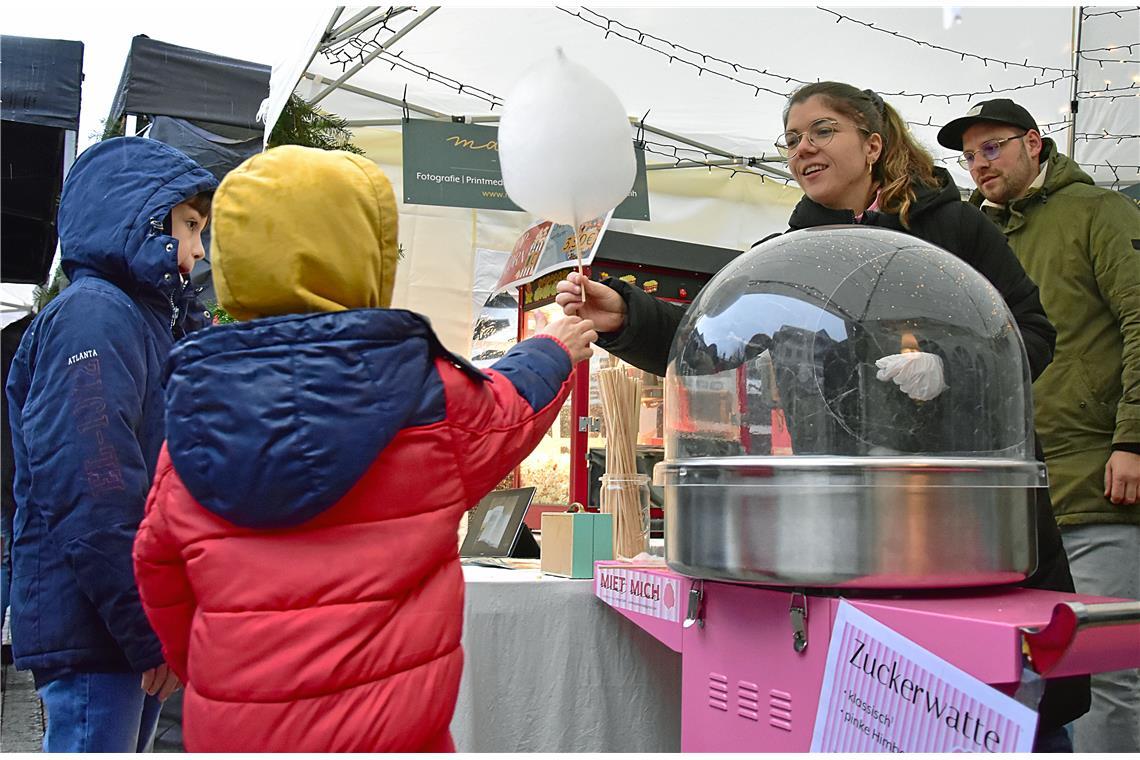 Weihnachtsmarkt Auenwald: Die Zuckerwatte kommt bei den jungen Besuchern in Unte...