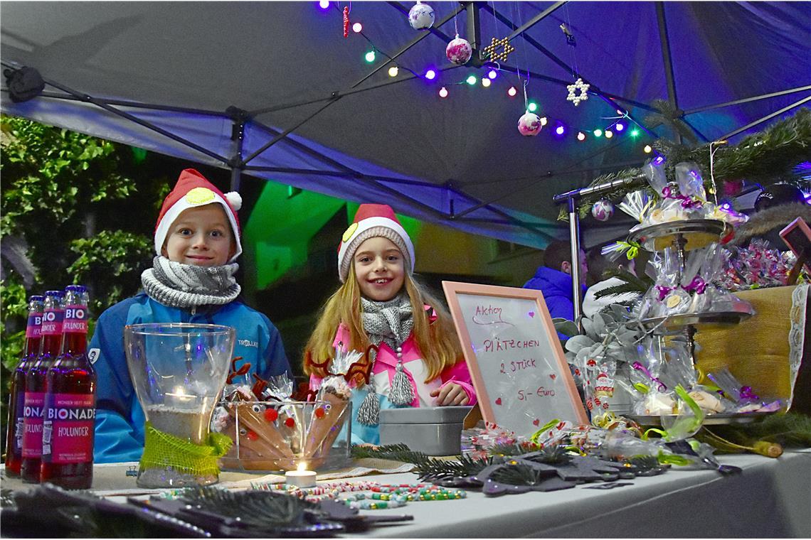 Weihnachtsmarkt Großaspach: Der Nachwuchs des Tennisverein TC Aspach verkauft We...