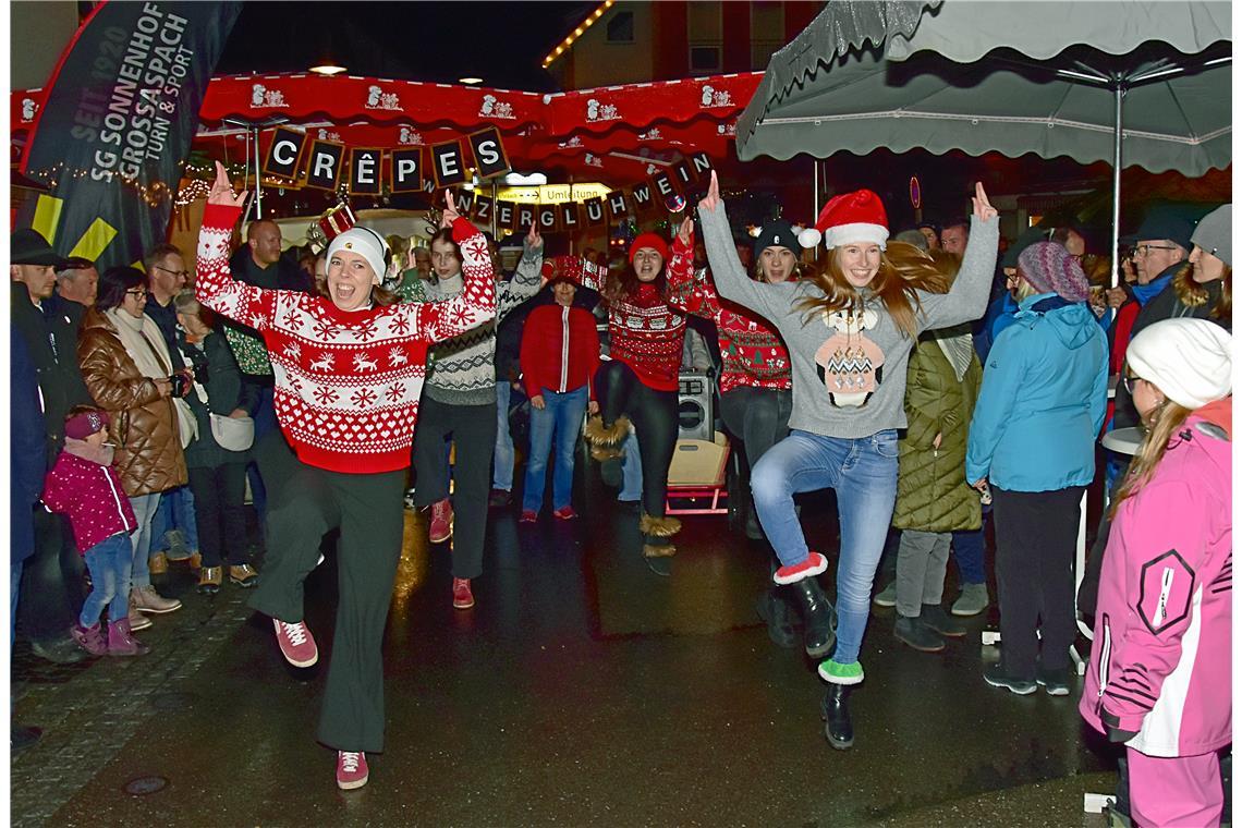 Weihnachtsmarkt Großaspach: Die Aspacher Heartbeats tanzen inmitten der Besucher...