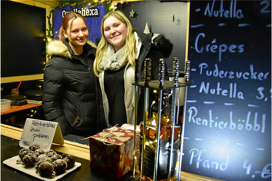 Weihnachtsmarkt Großaspach: Die Rietenauer Quellahexa Sina (links) und Mia verka...