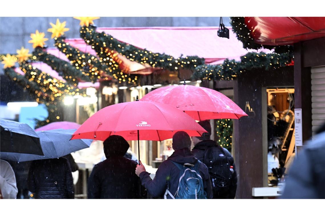 Weihnachtsmarkt im Regen: Am Samstag herrscht Schmuddelwetter