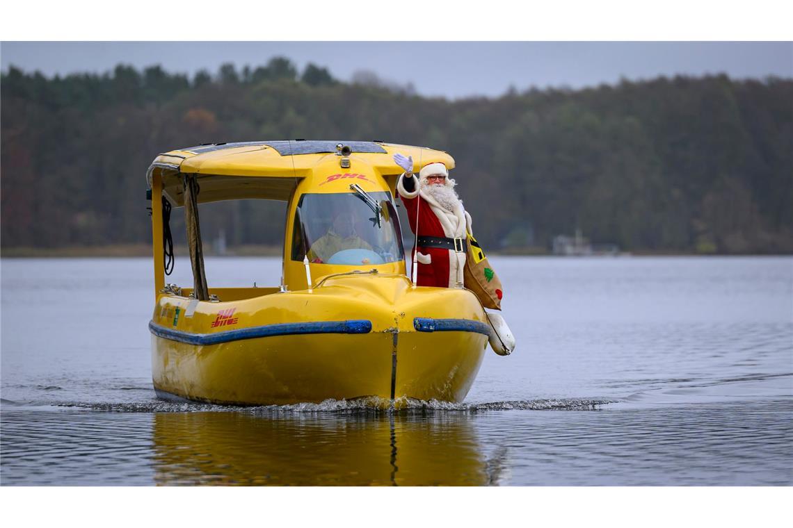 Weihnachtspostfiliale Himmelpfort: Der Weihnachtsmann kommt mit einem Solarboot über den Haussee zum Weihnachtspostamt in Himmelpfort.