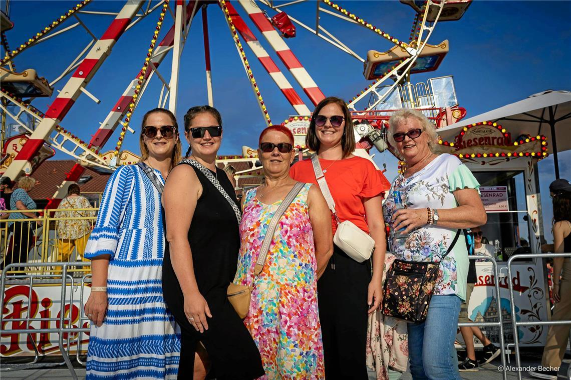 Weil das nostalgische Riesenrad neben der Bühne bei den Fans so gut angekommen w...