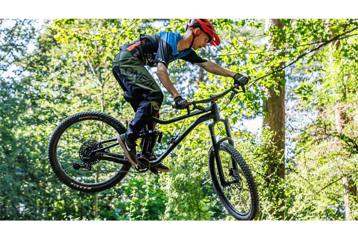 Weil er Drähte auf einer Mountainbike-Strecke in einem Wald zwischen Eberstadt und Grantschen (Kreis Heilbronn) gespannt haben soll, sitzt ein 59 Jahre alter Mann in Untersuchungshaft. (Symbolbild)