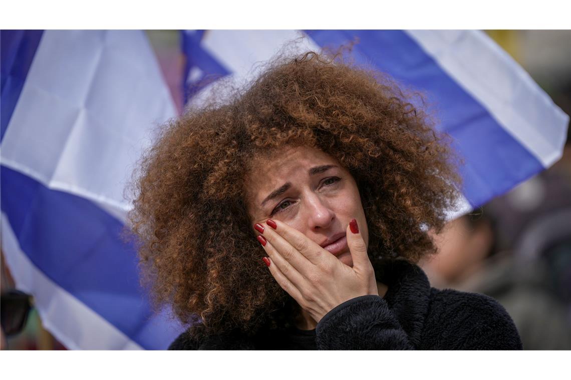 Weinende Frau auf dem Platz der Geiseln in Tel Aviv.