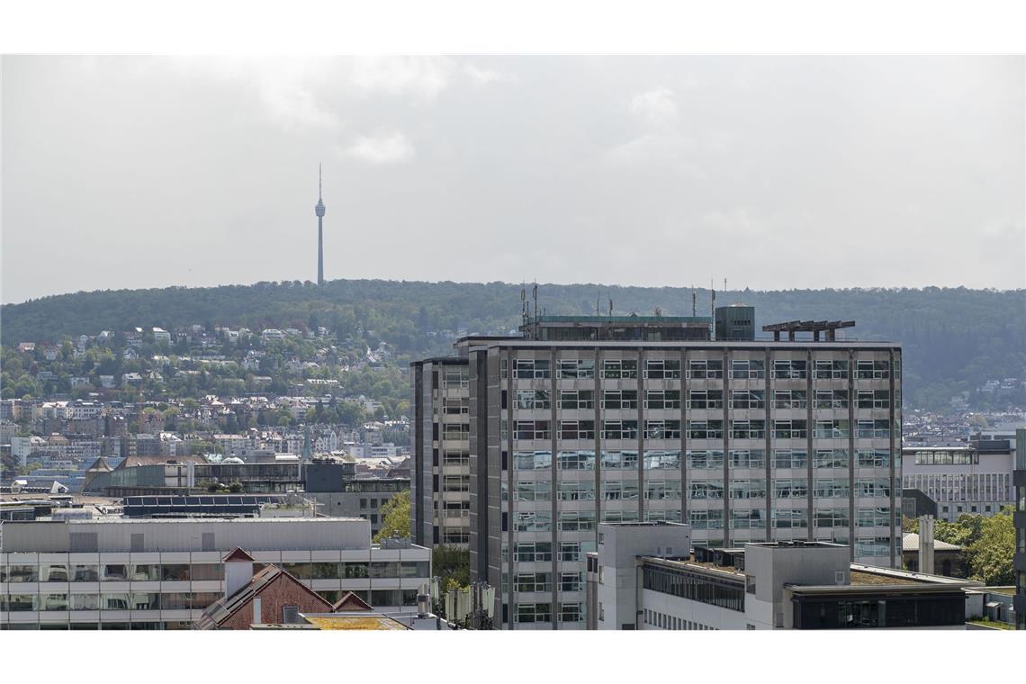 Weithin sichtbar ist das Stuttgarter Wahrzeichen, der Fernsehturm, der  . . .