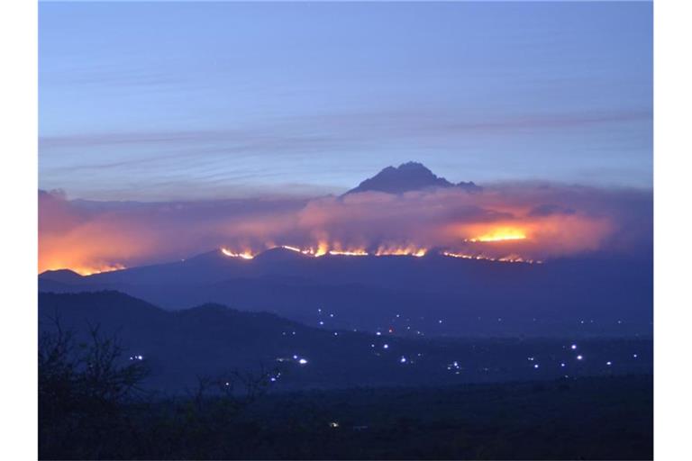 Weithin sichtbar sind die Rauchwolken eines Feuers auf dem Kilimandscharo. Rettungsdienste versuchen, das Feuer auf dem mit 5895 Metern höchsten Berg Afrikas zu löschen. Foto: Thomas Becker/dpa