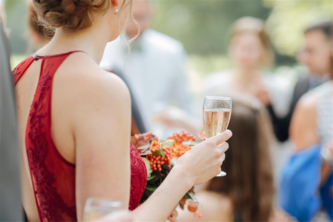 Welche Bedeutung hat ein rotes Kleid auf Hochzeiten?