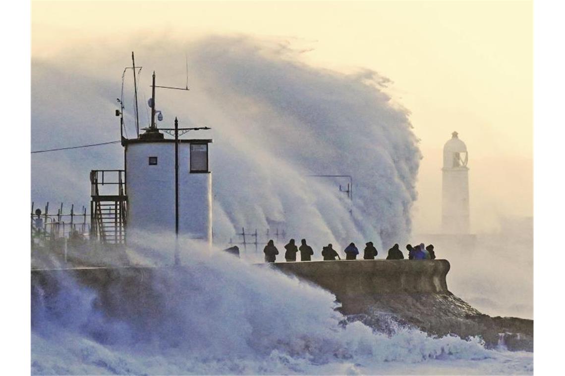 Höchste Wetterwarnung in London ausgerufen Wellen brechen an der Ufermauer in Porthcawl. Foto: Jacob King/PA/AP/dpa