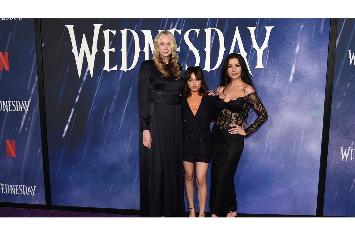 Welterfolg "Wednesday": Gwendoline Christie, Jenna Ortega und Catherine Zeta-Jones (l-r). (Archivbild)