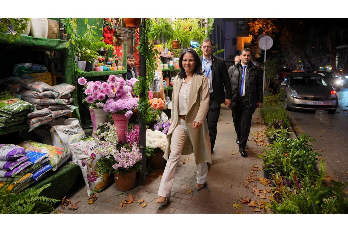 Weltklimakonferenz COP29 in Baku: Außenministerin Annalena Baerbock geht an einem Blumenladen vorbei.