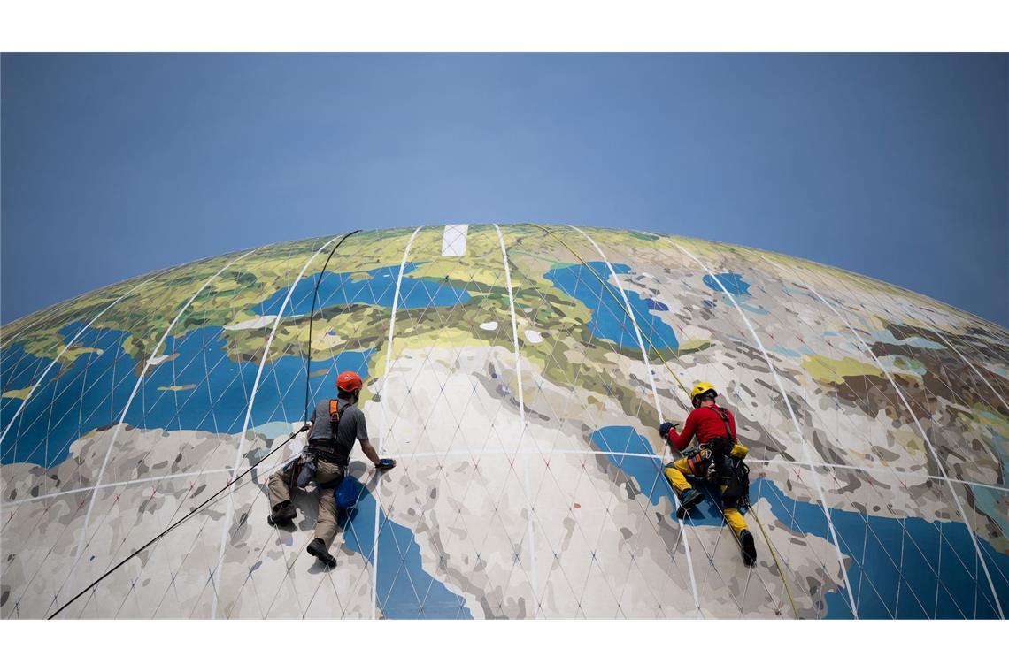 Weltweite Suche: Kletterer warten den Weltballon des Air Service Berlin nahe des Checkpoint Charlie. Mit dem Ballon können Passagiere in die Höhe steigen und auf Berlin herabblicken.