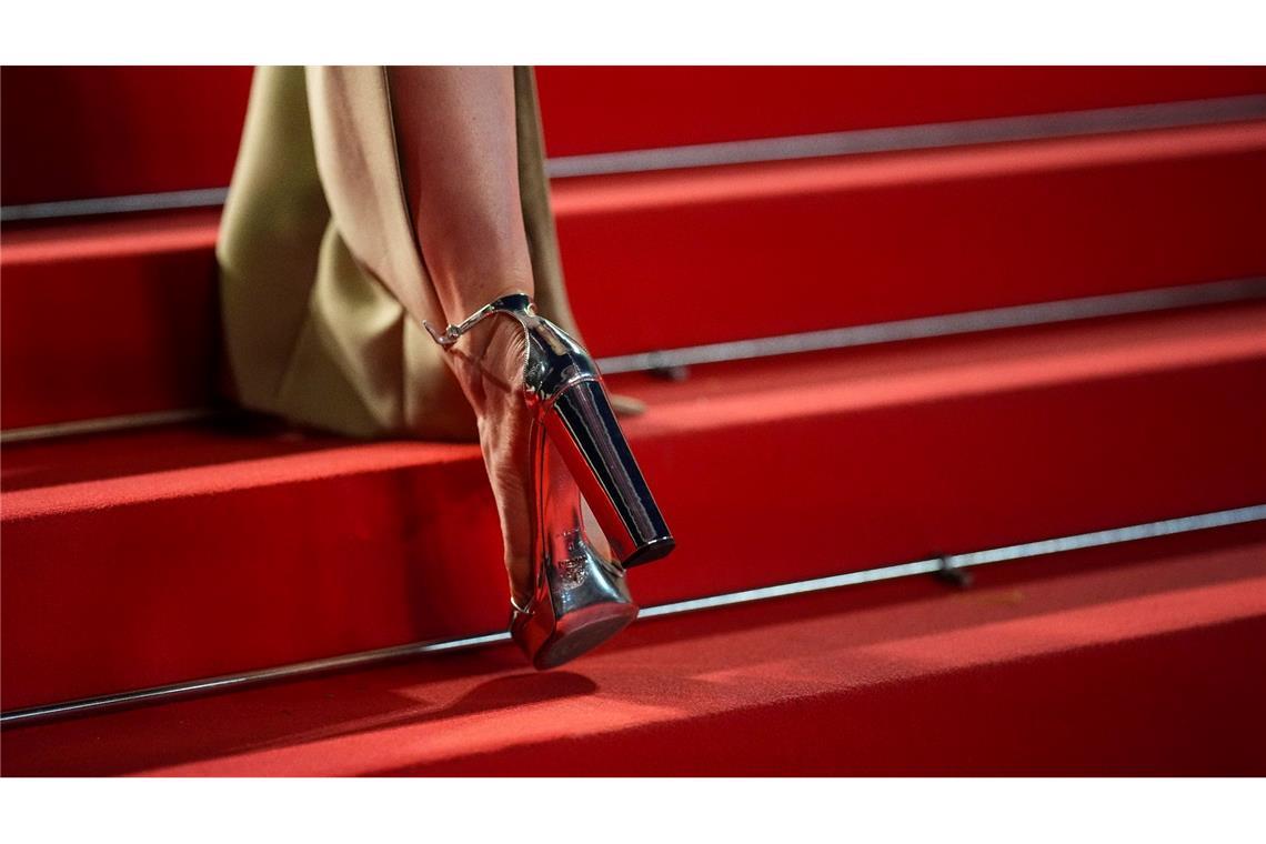 Wem gehört dieser Schuh? Nicht Aschenputtel, sondern US-Regisseurin Greta Gerwig. Mit "Barbie" hat sie den Kinohit des Jahres 2023 gedreht. Nun ist sie bei den Filmfestspielen in Cannes die Vorsitzende der Jury, die über den Hauptpreis, die Goldene Palme, entscheidet.