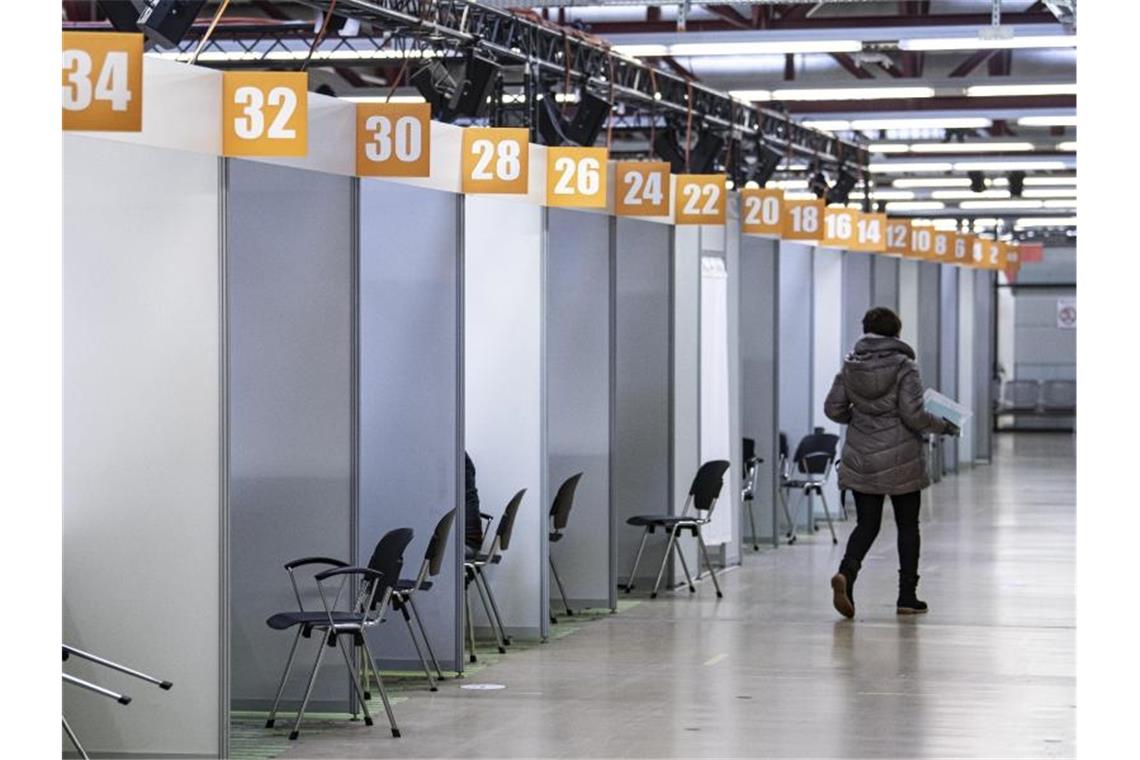 Scholz verfehlt Impfziele deutlich Wenig Betrieb im Impfzentrum in Berlin-Tegel. Foto: Fabian Sommer/dpa