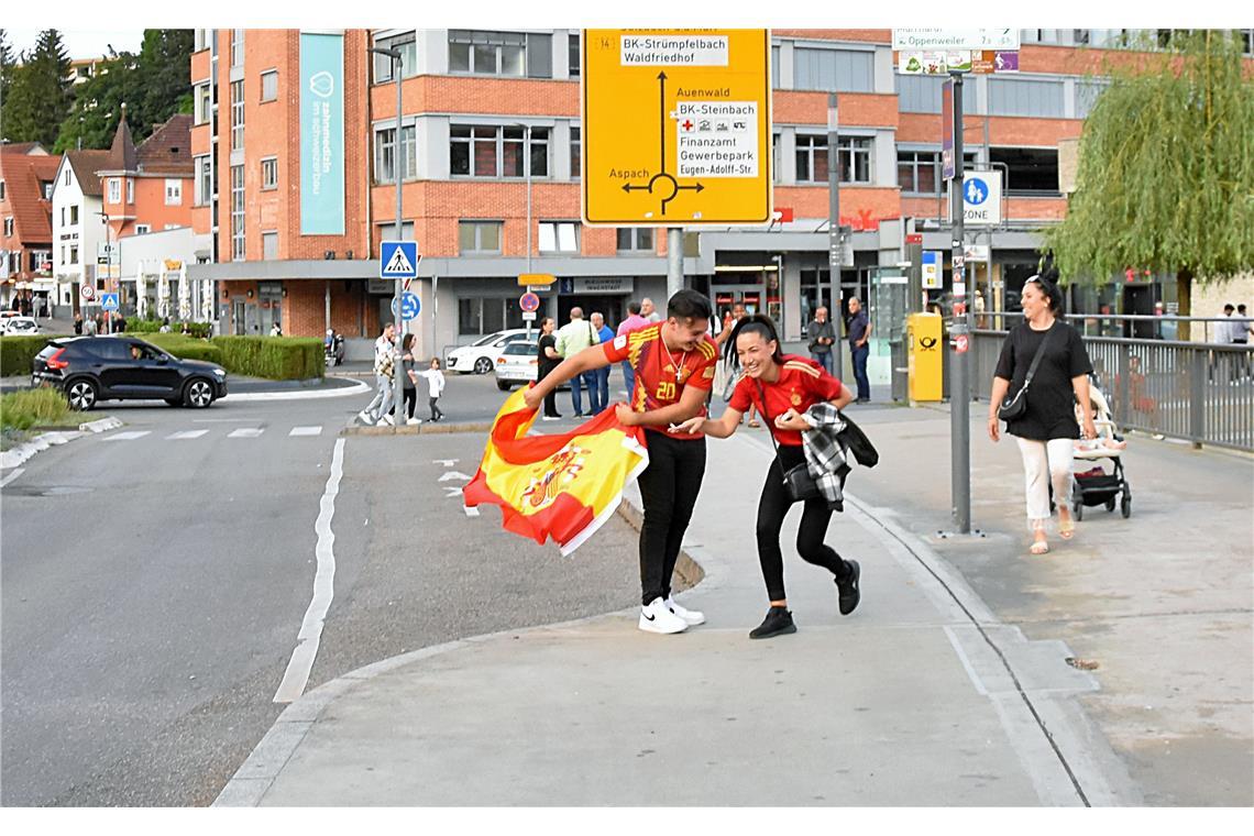 Wenige Fans feiern den spanischen Sieg.