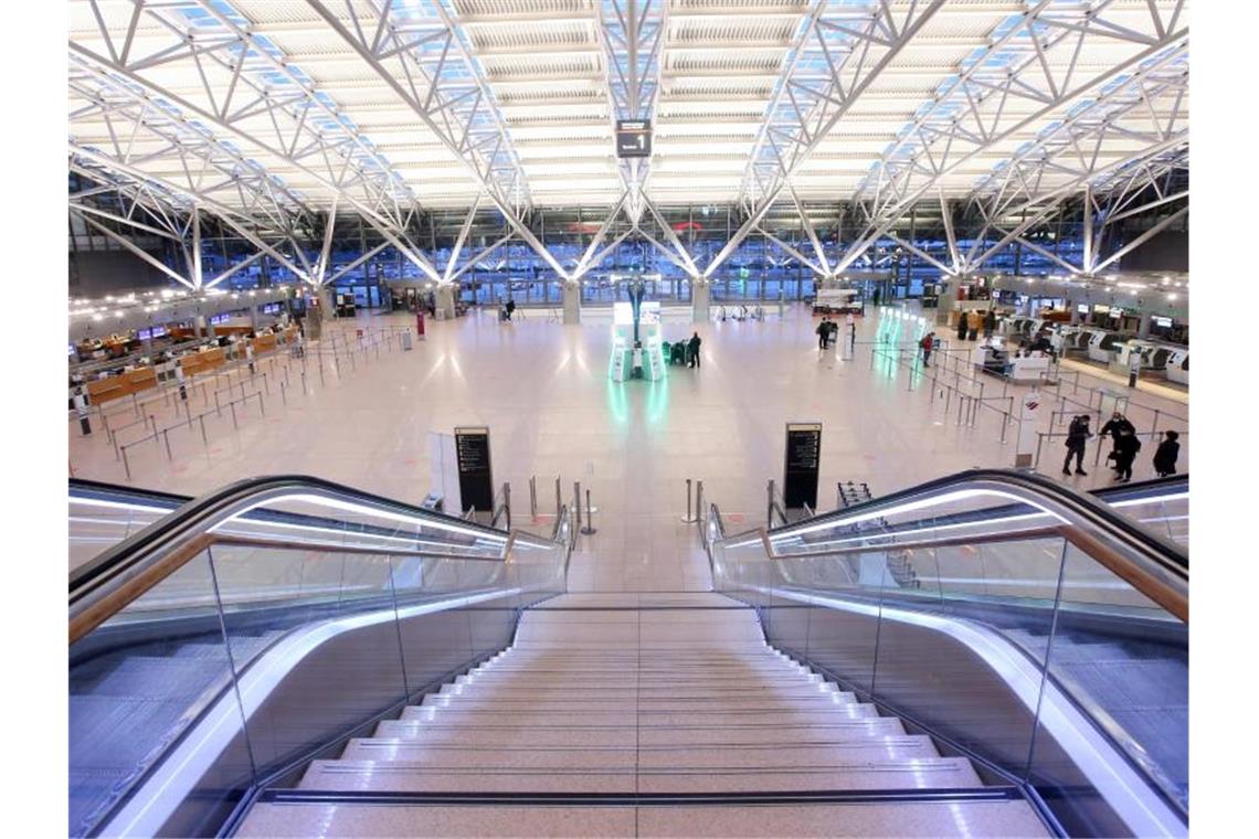 Die Mutanten kommen - Was bedeutet das für die Impfungen? Wenige Passagiere und kaum Betrieb gibt es am Morgen am Flughafen Hamburg. Die Bundesregierung plant ein Einreiseverbot aus Ländern mit hoher Verbreitung von Corona-Mutanten. Foto: Bodo Marks/dpa