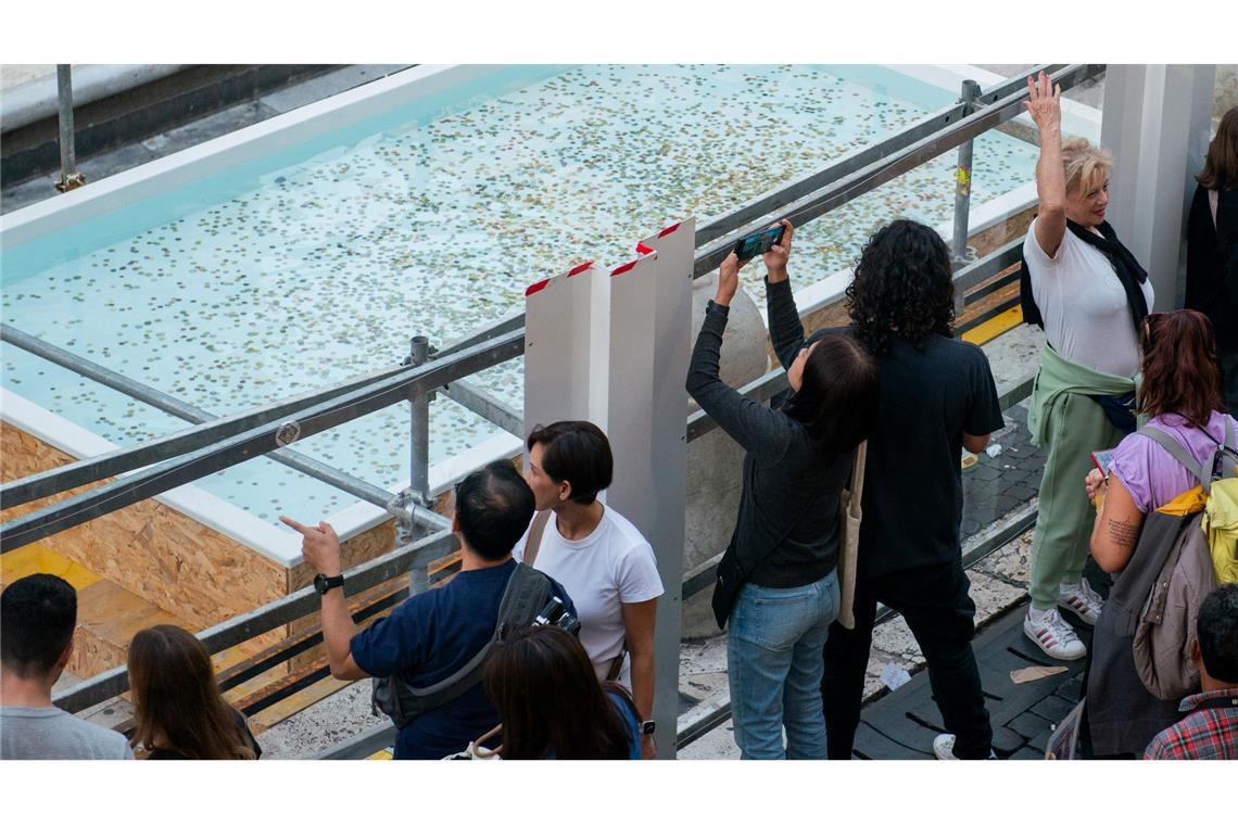 Wenige Stunden nach dem Aufbau des Pools lagen bereits zahlreiche Münzen im Wasser.