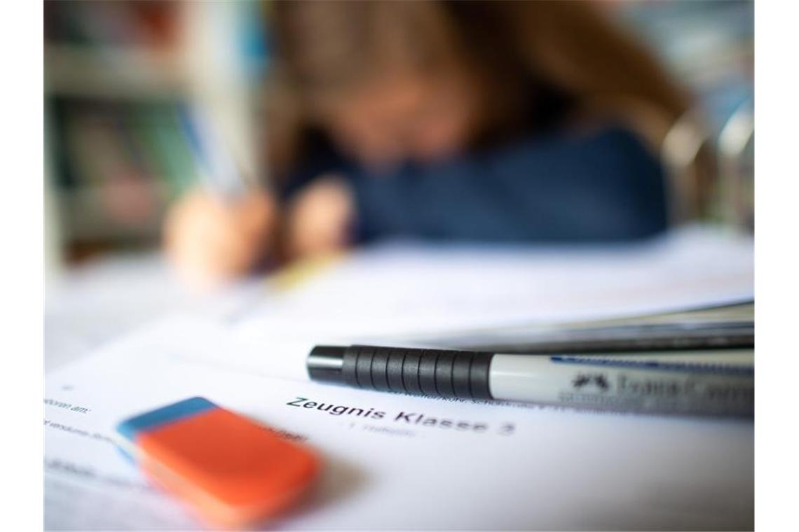Weniger Schüler im vergangenen Jahr sitzengeblieben Weniger Schüler in Deutschland haben im Schuljahr 2019/20 ihre Klassenstufe wiederholt. Foto: Jonas Güttler/dpa