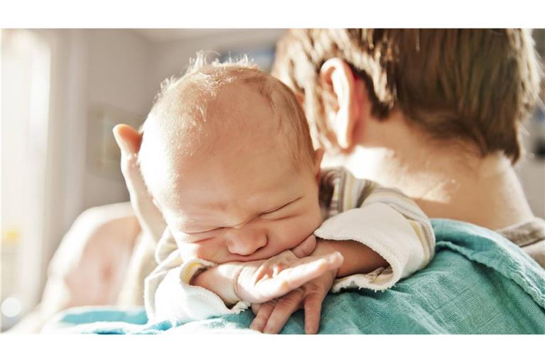 Wenn ein Säugling nach dem Essen aufstößt, nennt man das „ein Bäuerchen machen“. Bei Erwachsenen dagegen heißt es  „Rülpser“. Was bei Babys gewollt ist, gilt bei  den Größeren als schlechtes Benehmen.