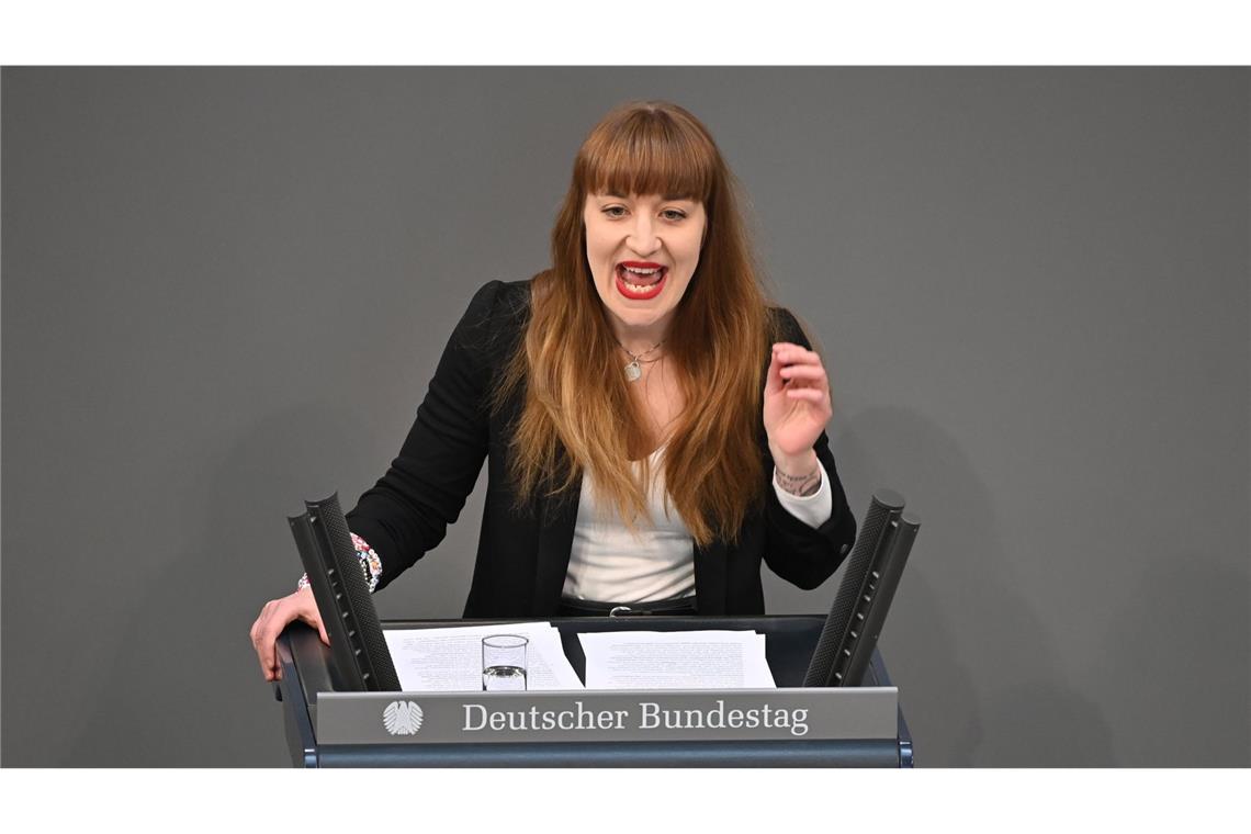 Wenn es einer Partei gelang, Kapital aus der aufgeheizten Debatte um die Brandmauer zu schöpfen, war das Die Linke. Sinnbildlich dafür steht eine Rede der Abgeordneten Heidi Reichinnek im Bundestag. Ein Mitschnitt davon wurde 6 Millionen Mal im Internet gesehen. Letzten Umfragen zufolge dürfte die Partei den Einzug in den Bundestag vorbei an der Fünf-Prozent-Hürde wieder schaffen – was in den vergangenen Monaten auch schon anders aussah. Möglicherweise profitiert Die Linke auch davon: Trotz Wahlkampfgetöse gilt es als wahrscheinlich, dass  sowohl SPD als auch Grüne mit der Union Sondierungsgespräche anstreben werden.