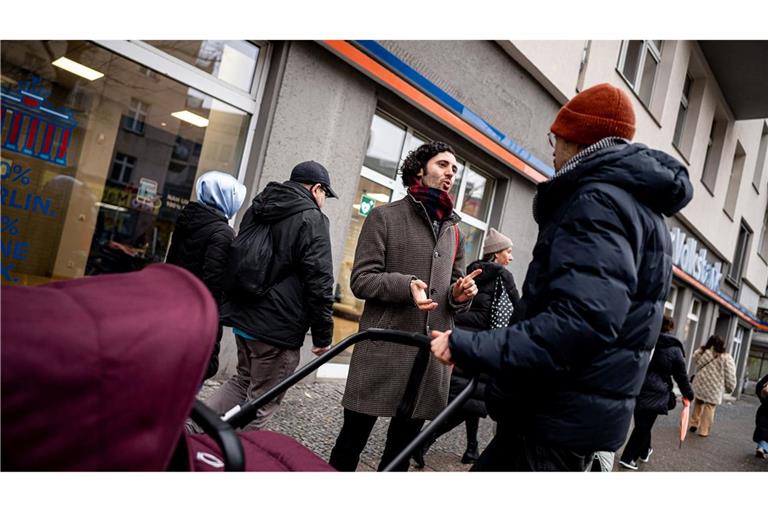 Wenn Hakan Demir, Bundestagsabgeordneter der SPD, in seinem Wahlkreis Berlin-Neukölln unterwegs ist, wird er häufig auf der Straße angesprochen. Manchmal geht es in den Gesprächen um Fragen des Asylrechts oder um faire Löhne.