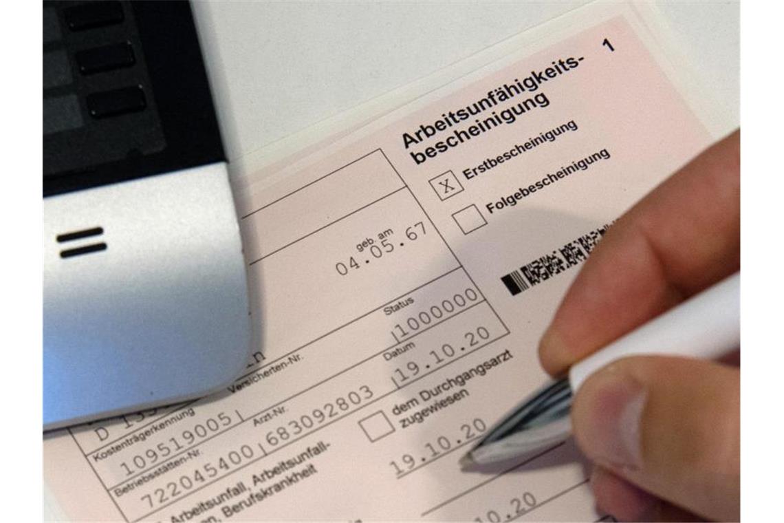 Pflegekräfte am meisten wegen Corona krankgeschrieben Wenn Pflegekräfte sich krank melden, dann oft wegen Corona. Foto: Paul Zinken/dpa-Zentralbild/dpa/Illustration