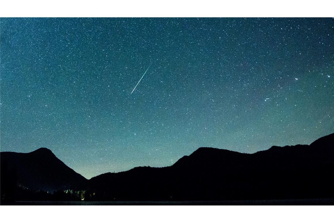 Wenn Reste eines Kometen in der Atmosphäre verglühen, können Sternschnuppen entstehen. (Archivbild)