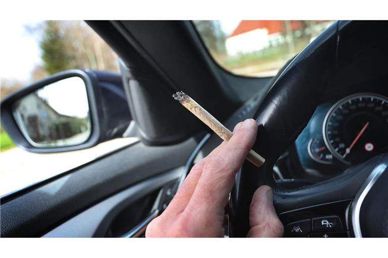 Wer Cannabis raucht und Auto fährt, riskiert nach wie vor hohe Strafen.
