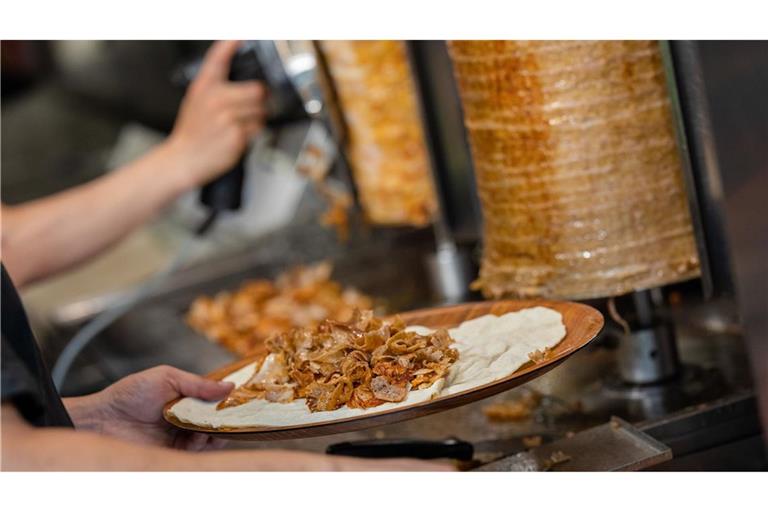 Wer in diesen Tagen Döner bestellt, muss tiefer in die Tasche greifen.