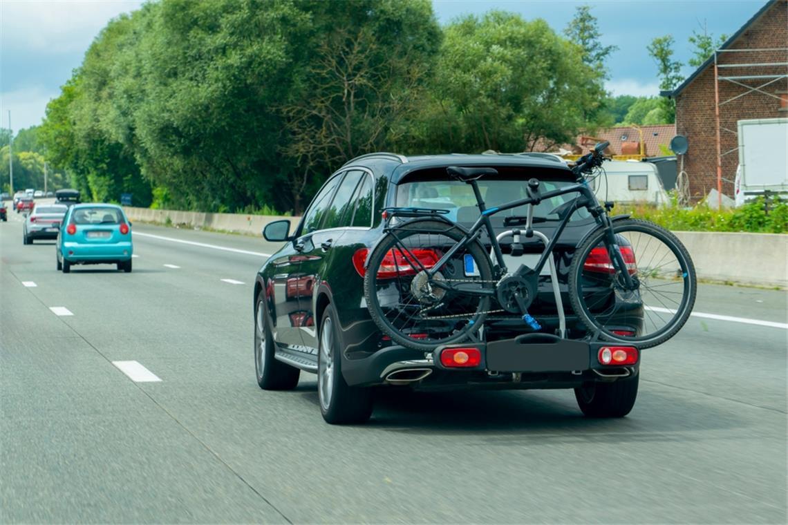 Wer mit dem Fahrrad in den Urlaub möchte, benötigt einen Fahrradträger. Aber wie schnell darf man damit fahren?