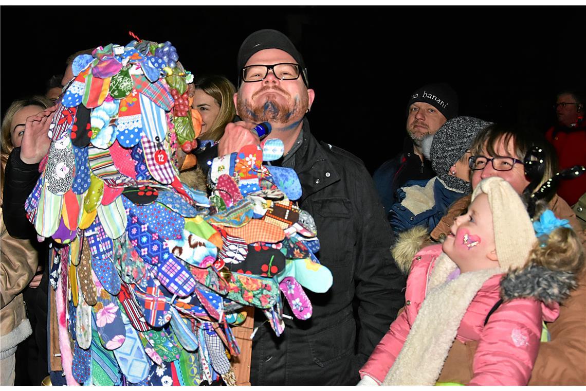 Wer nicht aufpasst wird mit dicken Wachsstiften geschminkt. Tolle Stimmung beim ...