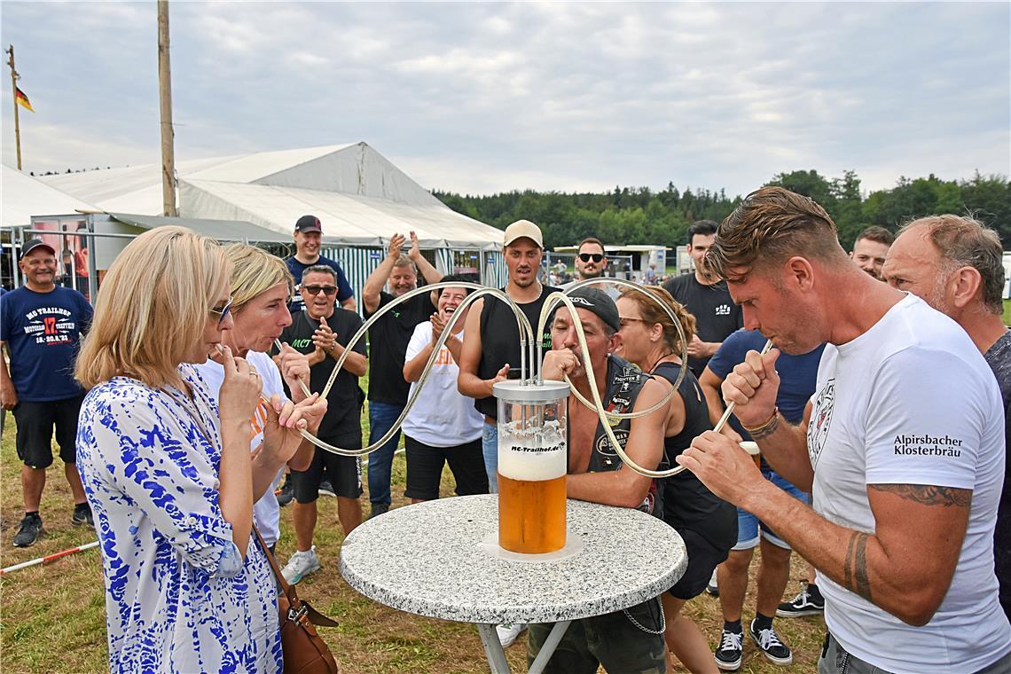 Wer schafft zwei Liter Bier am schnellsten? Die Gruppe Friedas Aperitivo legt sich ins Zeug.