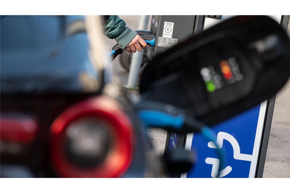 Manch Ladesäule verwaist – Ausbau gedrosselt Wer sein Elektroauto laden möchte, dürfte in der Regel schnell eine freie Ladesäule finden. (Symbolbild)
