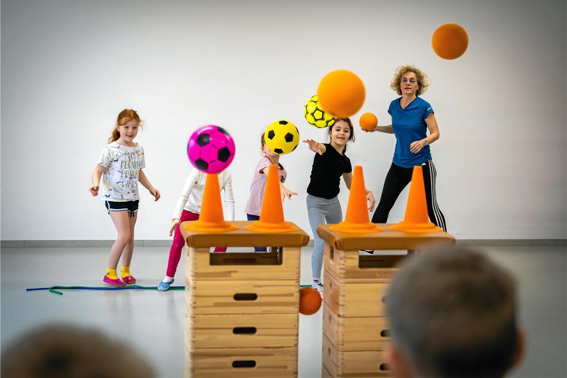 Wer trifft das Hütchen? Übungsleiterin Susanne Krauß von der TSG Backnang 1846 animiert die Vorschulkinder in der Sportkita Plaisir zur Bewegung. Foto: Alexander Becher