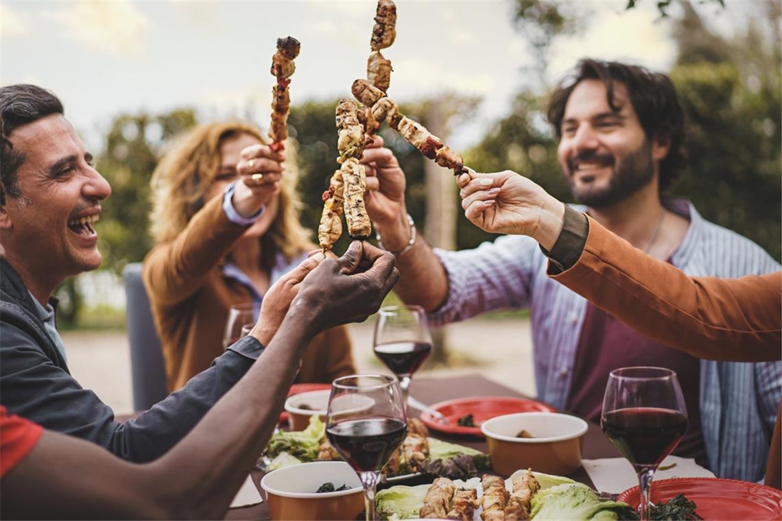 Wer zum Grillen eingeladen ist, stellt sich schnell die Frage, was man zum Grillfest mitbringen kann. Die besten Ideen haben wir hier zusammengefasst.