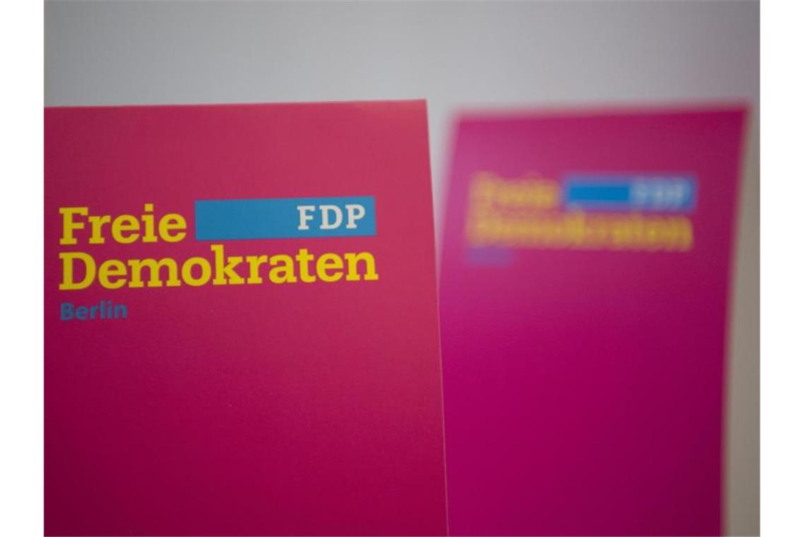 Dreikönigstreffen der FDP: Parteichef gibt sich optimistisch Werbeaufsteller mit dem Aufdruck „Freie Demokraten“ bei einem FDP-Landesparteitag. Foto: Soeren Stache/dpa/Symbolbild