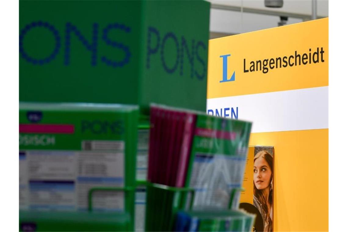 Werbung von den Verlagen Pons und Langenscheidt auf der Frankfurter Buchmesse. Foto: Jens Kalaene/dpa-Zentralbild/ZB/Archivbild