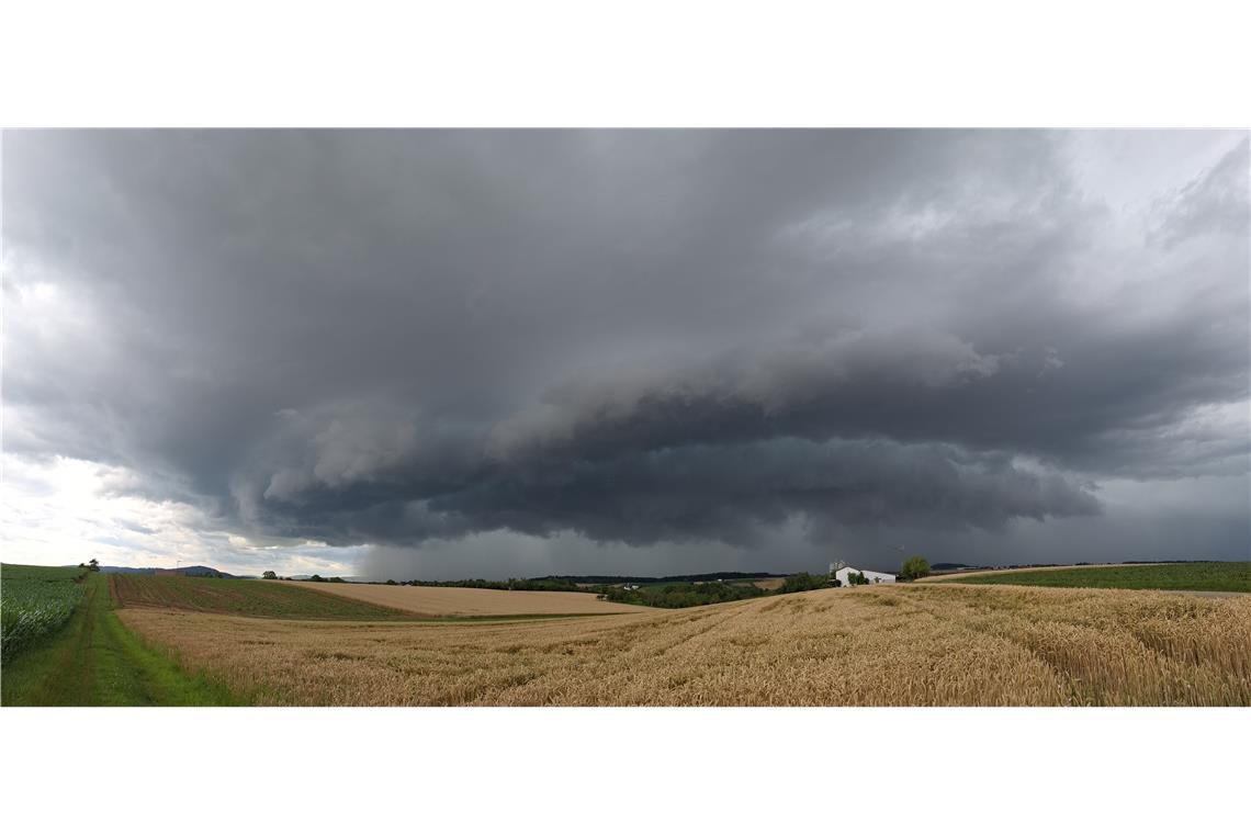 Westlich von Backnang bildet sich am 12. Juli eine Gewitterwolke. Der darauffolgende Hagel richtet viele Schäden an. Foto: Erik Christmann