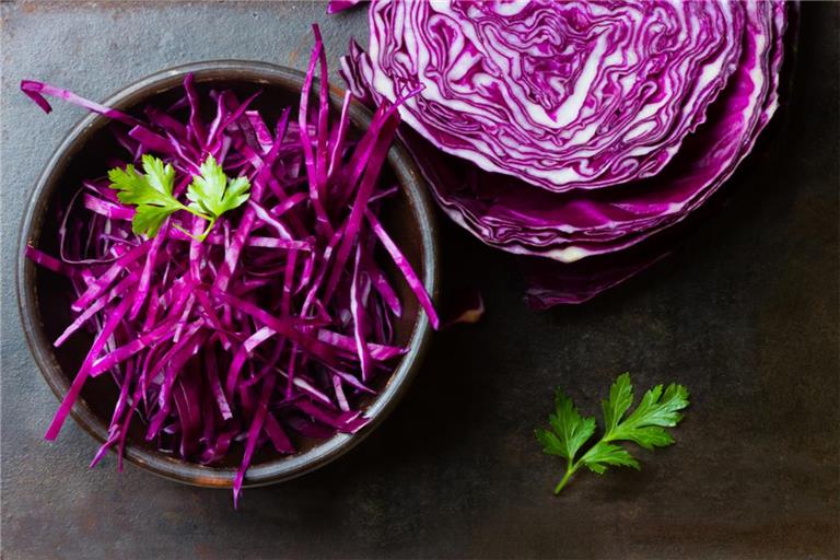 Wie behält Rotkohl seine rote Farbe beim Kochen?