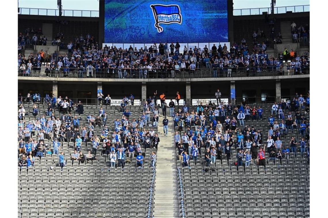 Spaßbremse Corona: Verliert der Fußball seine Fans? Wie bei Hertha BSC können die Kontingente zugelassener Zuschauer in den Stadien der Bundesliga meist nicht voll genutzt werden. Foto: Soeren Stache/dpa-Zentralbild/dpa