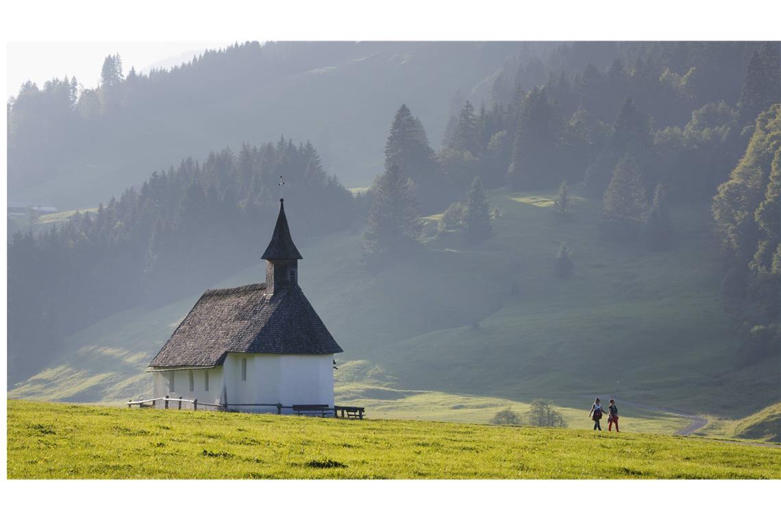 Wie der Blick auf eine traditionelle Kapelle bei Bizau im Bregenzerwald zeigt, hat Architekt Bernardo Bader die Formen extrem reduziert in seinem Entwurf in Krumbach. Dort  . . .